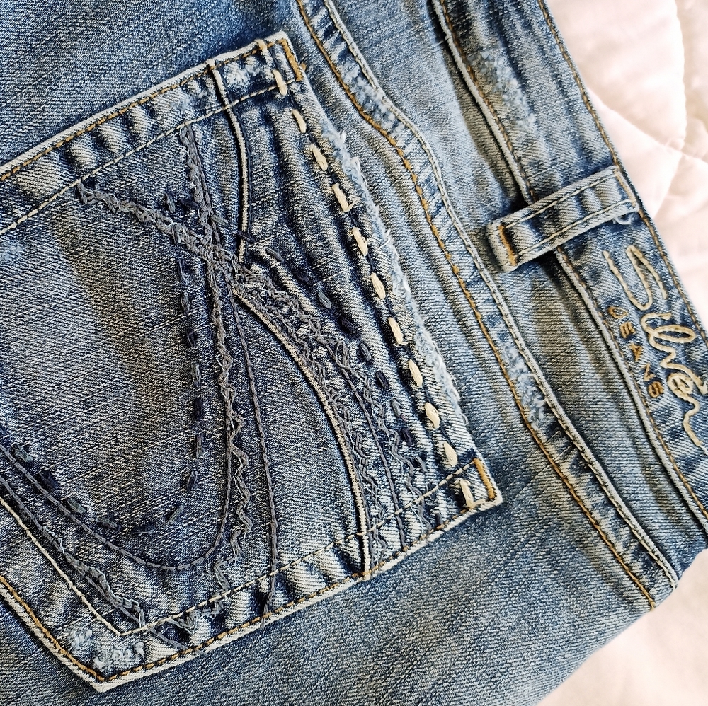 Plus size women's SILVER AIKO mid rise boot cut distressed Jeans 18 x 33